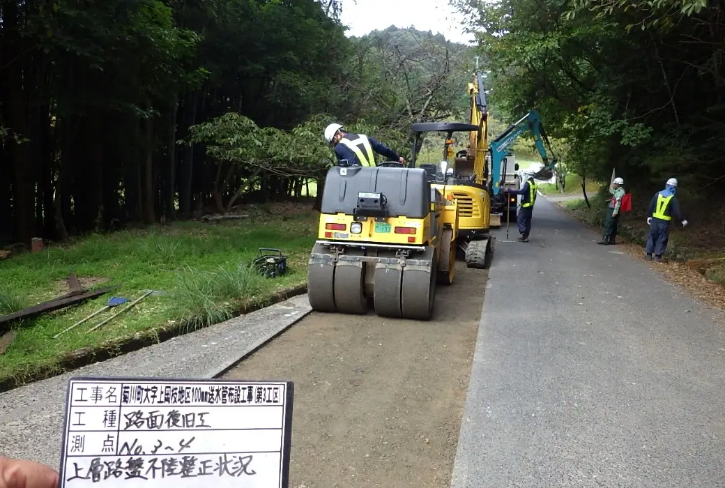 菊川町大字上岡枝地区100mm送水管布設工事施工中の写真
